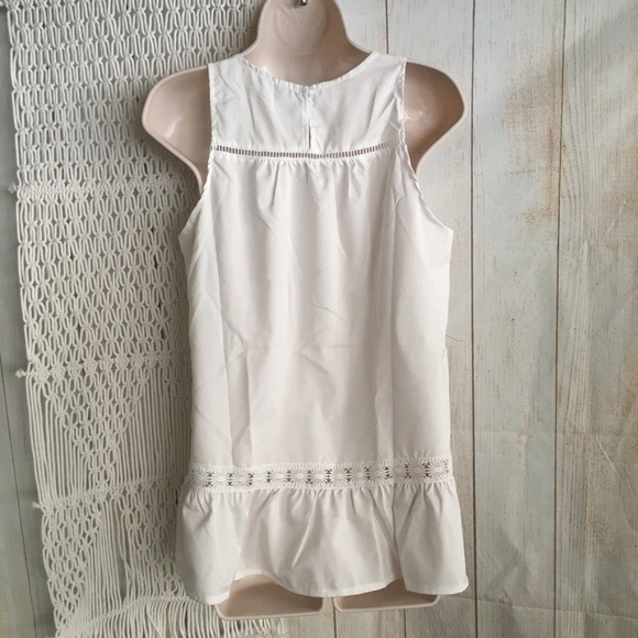 White Round Neck Sleeveless Pullover Loose Blouse - Picture 5 of 7